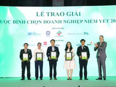 Ông Dominic Scriven (phải), Chủ tịch Dragon Capital chúc mừng TOP 5 doanh nghiệp vốn hóa nhỏ giải Quản trị công ty