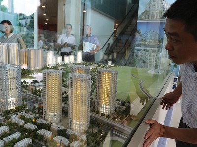 Tín dụng tiêu dùng phục vụ nhu cầu 
bất động sản có rủi ro cao, thời hạn vay dài, việc sử dụng vốn vay không tạo ra thu nhập, nguồn trả nợ chủ yếu từ các nguồn thu nhập khác của khách hàng... nên cần thận trọng.