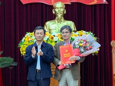 Trao quyết định của Ban Bí thư chỉ định ông Nguyễn Xuân Phước tham gia Ủy viên Ban chấp hành Đảng bộ tỉnh Gia Lai nhiệm kỳ 2015-2020.