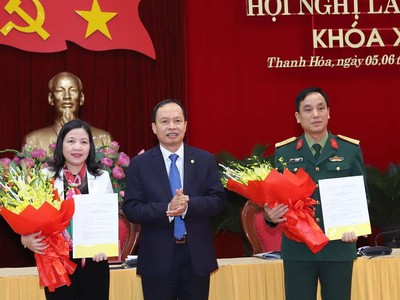 Đồng chí Trịnh Văn Chiến trao quyết định và chúc mừng các đồng chí Phạm Thị Thanh Thủy, Lê Văn Diện.