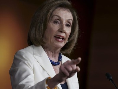 Chủ tịch Hạ viện Mỹ Nancy Pelosi chỉ tay tức giận về phía nam phóng viên tại tòa nhà quốc hội ở Washington hôm 5/12. Ảnh: AP.