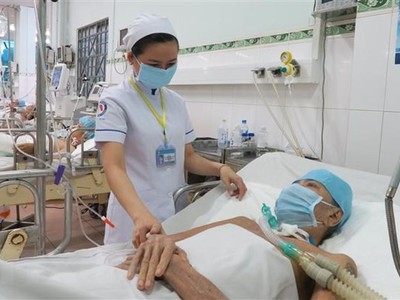 Điều dưỡng viên Bệnh viện Phạm Ngọc Thạch chăm sóc bệnh nhân lao phổi. (Ảnh: TTXVN)