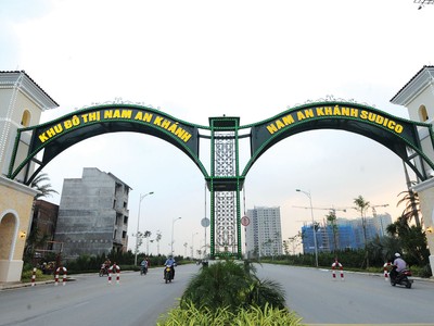 Nằm ở cửa ngõ của tuyến đường cao tốc Láng - Hòa Lạc, Nam An Khánh trở thành khu đô thị đầu mối kết nối trung tâm Hà Nội với các khu đô thị vùng ven.