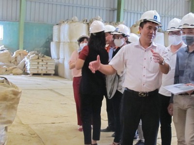 Lãnh đạo DMC trao đổi với các nhà đầu tư tìm hiểu thực tế doanh nghiệp.