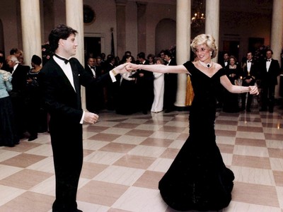 Cố Công nương Diana đã diện chiếc đầm cúp ngực của nhà mốt Victor Edelstein tại một bữa tiệc chiêu đãi tại Nhà Trắng vào năm 1985. (Nguồn: EPA)