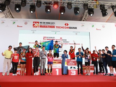 Ông Trần Vĩnh Tuyến – Phó Chủ tịch Ủy ban Nhân dân TP.Hồ Chí Minh và Bà Tô Thị Bích Châu – Chủ tịch Mặt trận Tổ Quốc TP.Hồ Chí Minh trao thưởng cho các Vận động viên chuyên nghiệp.