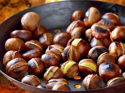 Hạt dẻ Trung Quốc được rao bán với giá 50.000 đồng một kg. Ảnh: NB.