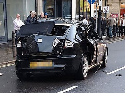 Chiếc xe biến dạng sau vụ nổ tại Anh cuối tuần qua.