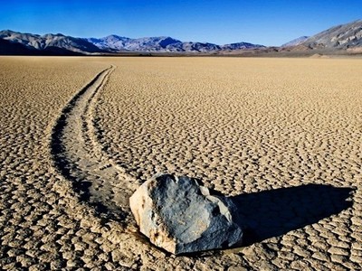 Hòn đá tự di chuyển ở thung lũng Chết. Ảnh: Wikipedia.