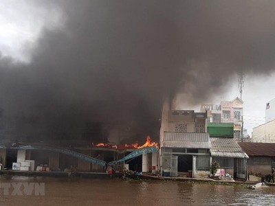 Đám cháy bùng phát dữ dội. (Ảnh: Huỳnh Sử/TTXVN)