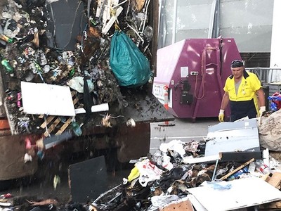 Nhân viên vệ sinh bới 30 tấn rác để tìm nhẫn kim cương được tìm thấy ở thành phố Stonnington, Australia. Ảnh: CNN.