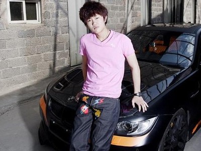 15 tuổi, Lý đã gây nhiều tai tiếng cho bố mẹ khi phải vào trại giáo dưỡng một năm bởi gây tai nạn rồi đánh người. Ảnh: zaker.