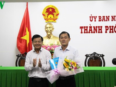 Trao quyết định bổ nhiệm ông Ngô Anh Tín làm Giám đốc Sở Khoa học và Công nghệ.