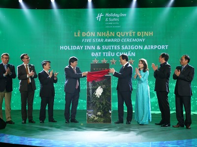 Ông Nguyễn Trùng Khánh - Tổng cục trưởng Tổng cục du lịch trao chứng nhận 5 sao cho Holiday Inn & Suites Saigon Airport.