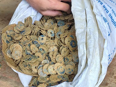 Tiền xu được ông Phù gom lại, đóng vào bì tải. Ảnh: Gia Hân.