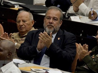 Thủ tướng Chính phủ Cuba mới được bầu Manuel Marrero Cruz (giữa). (Ảnh: AFP/TTXVN)