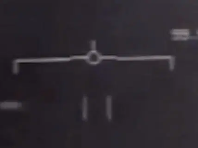 Vật thể lạ lơ lửng trong tầm ngắm của máy bay chiến đấu trước khi vụt sang bên trái rồi biến mất. Ảnh: Secureteam10.