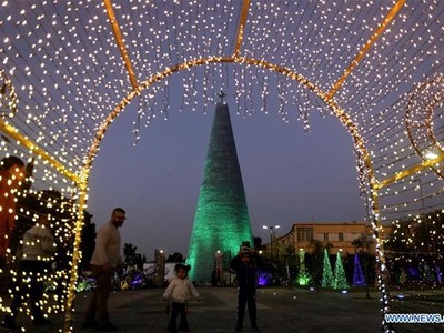 Ngay khi mùa lễ Giáng sinh kết thúc, cô Shabtini sẽ chuyển toàn bộ số chai nhựa bỏ đi này tới nhà máy tái chế. (Nguồn: xinhuanet.com)