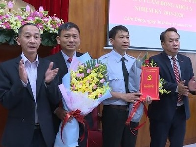 Lãnh đạo Tỉnh ủy, Ủy ban Kiểm tra Tỉnh ủy Lâm Đồng trao quyết định và chúc mừng các đồng chí Nguyễn Ngọc Ánh, Hoàng Xuân Thùy.