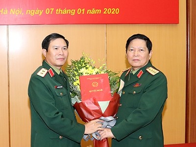 Đại tướng Ngô Xuân Lịch trao quyết định và chúc mừng Trung tướng Nguyễn Tân Cương.