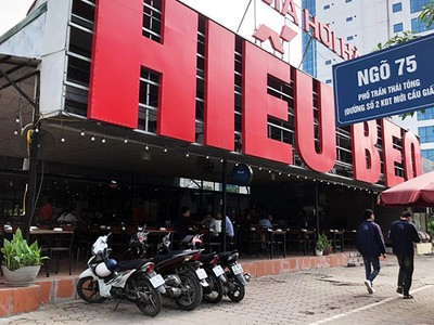 Một quán bia ở quận Cầu Giấy Hà Nội chỉ lác đác vài khách ghé. Ảnh: Anh Tú.