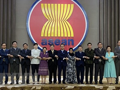 Các đại biểu tham dự cuộc họp chụp ảnh lưu niệm. (Ảnh : Hữu Chiến/TTXVN).