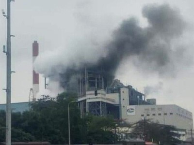 Sau tiếng nổ, cột khói cao bốc lên từ Nhà máy nhiệt điện Uông Bí. Ảnh: Fanpage Quảng Ninh 24/7.