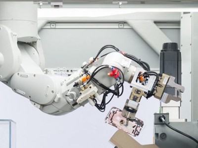 Robot Daisy thực hiện quá trình tháo dỡ iPhone cũ. (Nguồn: TheNextWeb).