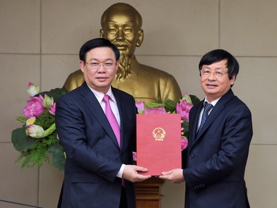 Phó Thủ tướng Vương Đình Huệ trao Quyết định cho ông Nguyễn Cảnh Việt - Ảnh: VGP/Nhật Bắc.