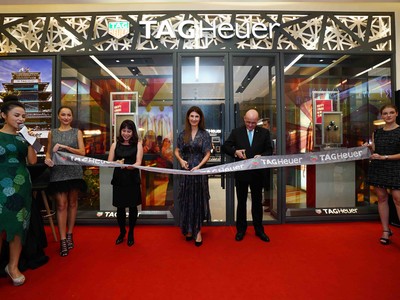 Bà Amelia Sillard – Tổng giám đốc TAG Heuer tại khu vực Đông Nam Á và Úc cùng ông Martin Maier – Tổng lãnh sự Thụy Sỹ tại Việt Nam đã có mặt tại  Boutique TAG Heuer mới tại Việt Nam.