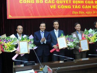 Bí thư Tỉnh ủy Điện Biên Trần Văn Sơn trao quyết định và chúc mừng các đồng chí được chỉ định chức vụ mới.