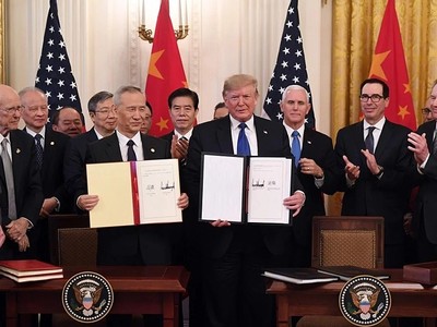 Phó thủ tướng Trung Quốc Lưu Hạc và Tổng thống Donald Trump tại lễ ký thoả thuận thương mại giai đoạn 1. Ảnh: AFP.