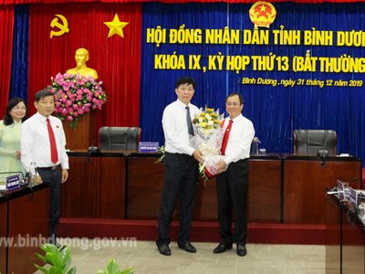Ông Trần Văn Nam (bên phải) - Ủy viên Trung ương Đảng, Bí thư Tỉnh ủy, Trưởng Đoàn Đại biểu Quốc hội tỉnh tặng hoa chúc mừng ông Nguyễn Thanh Trúc - Ảnh binhduong.gov.vn