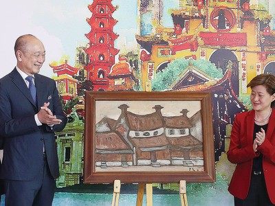 Bức tranh “Phố Phái” được lựa chọn để giới thiệu 
trong lễ khai trương văn phòng UOB tại Hà Nội tháng 8/2019.