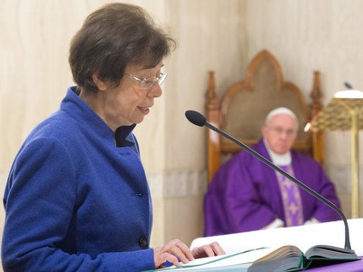 Thứ trưởng Di Giovanni phát biểu trước Giáo hoàng trong một sự kiện tại Vatican. Ảnh: Vatican News.