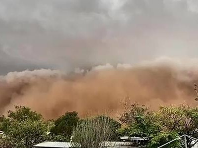 Bão bụi dày đặc 'nhấn chìm' ngôi làng nhỏ