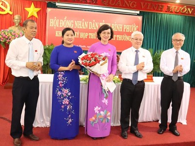 Lãnh đạo tỉnh Bình Phước chúc mừng đồng chí Trần Tuyết Minh được bầu giữ chức Phó Chủ tịch UBND tỉnh.