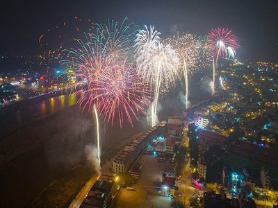 Màn bắn pháo hoa mừng giao thừa năm 2019 tại thành phố Lào Cai.