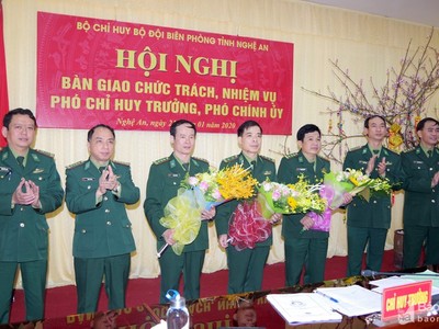 Lãnh đạo Bộ đội Biên phòng Nghệ An chúc mừng các đồng chí được bổ nhiệm chức vụ mới.