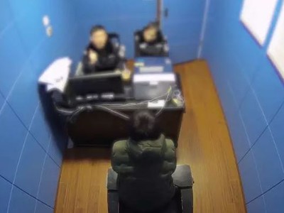 Chen khi bị cảnh sát thẩm vấn.