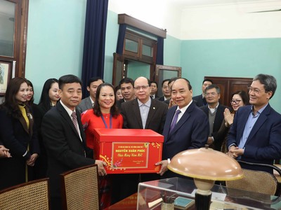 Thủ tướng tặng quà Tết cho cán bộ, nhân viên Khu Di tích Chủ tịch Hồ Chí Minh tại Phủ Chủ tịch. Ảnh: VGP/Quang Hiếu.