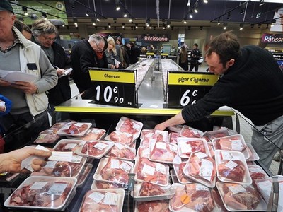 Người dân chọn mua hàng hóa tại siêu thị ở Toulouse, Pháp. (Ảnh: AFP/TTXVN).