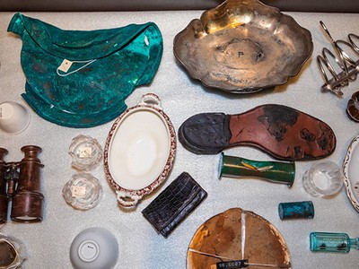 Những cổ vật trục vớt từ tàu Titanic lần đầu được trưng bày. Ảnh: Fox News.