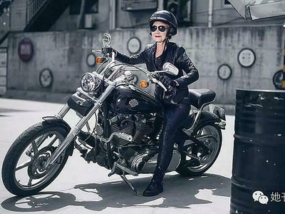 Bà Huang đi xe phân khối lớn. Ảnh: Sohu.