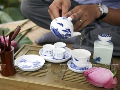 Thú thưởng thức trà của người Việt Nam. (Nguồn: Báo ảnh Việt Nam).