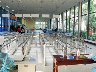 Cửa khẩu Móng Cái không còn cảnh từng dòng người xếp hàng chờ làm thủ tục như trước đó.Ảnh: Zing