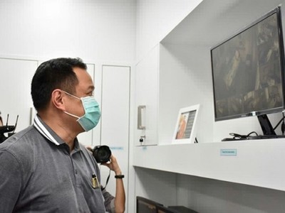 Bộ trưởng Y tế Thái Lan xem hình ảnh trong Viện truyền nhiễm Bamrasnaradua, nơi các bệnh nhân nhiễm nCoV đang được cách ly. Ảnh AFP.