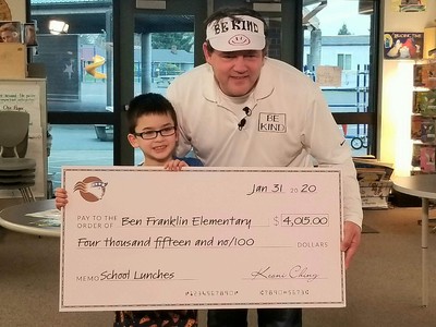 Cậu bé Keoni Ching trao số tiền 4.015 đô la Mỹ cho trường tiểu học Benjamin Franklin để trang trải tiền nợ ăn trưa cho bạn học.