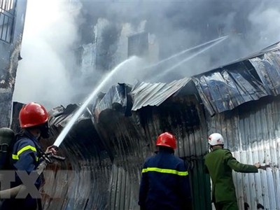 Lực lượng cứu hỏa nỗ lực khống chế đám cháy. Ảnh minh họa. (Ảnh: Tường Vi/TTXVN).