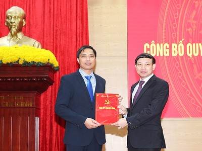 Bí thư Tỉnh ủy Quảng Ninh Nguyễn Xuân Ký trao quyết định cho đồng chí Vũ Văn Diện.